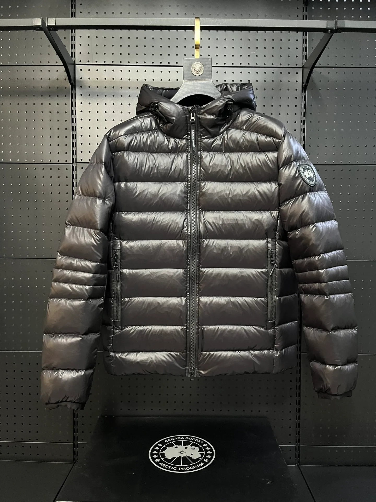 P860 Top 🔥purchase version 𝘾𝘼𝙉𝘼𝘿𝘼 𝙂𝙊𝙊𝙎𝙀/Canada Goose 2227 thin and light model. It’s super lightweight and doesn’t feel any weight on your upper body at all! Show more temperament‼  Canada Goose, a Canadian brand, has always been recognized as the warmest down jacket. Various Instagram celebrities, Internet celebrities, and celebrities often wear it for street photos. I make Canada Goose every year, but I still can’t get rid of my love for the goose. No matter how cold the winter is, there is no need to be afraid. Canada Goose is the legendary warmest down jacket and is known as a must-have for Arctic outdoor sports! The most popular down jacket in the world, celebrities are rushing to buy it, it is a must-have! Size: S-2XL Color: silver gray (red label) silver gray (black label), black (red label), black (black label), dark blue